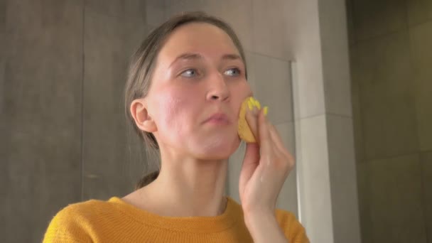 Mladá žena odstraňuje make-up před spaním péče o pleť rutina — Stock video