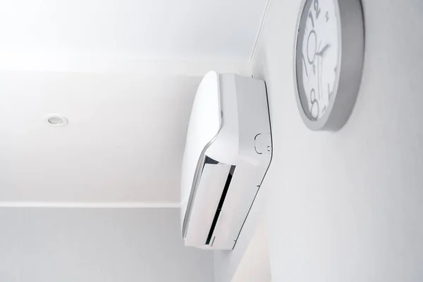 Condicionado Uma Parede Branca Com Relógio Close Quarto Moderno — Fotografia de Stock