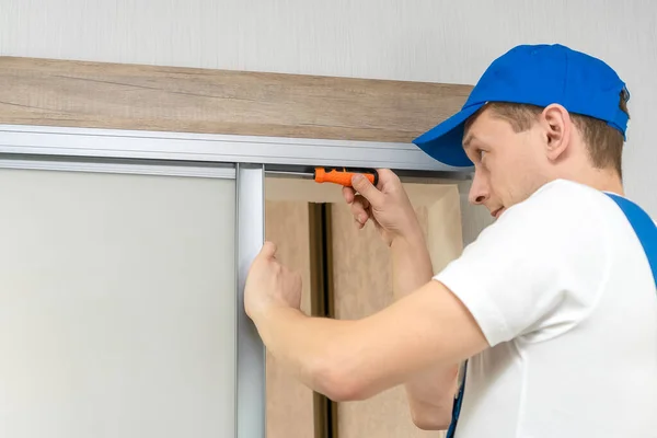 Handyman Che Installa Porte Scorrevoli Casa Tuta Con Cacciavite Mano — Foto Stock