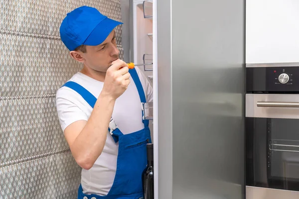 Reparador Uniforme Repara Puerta Del Refrigerador Cocina — Foto de Stock