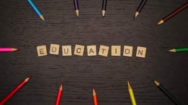 Tahta kiremitler, renkli kalemler oluşturma hareketini durdurun..