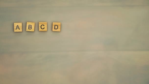 Písmena abecedy na dřevěných kostkách pohybují kolem tabulky abecedy od A do Z, — Stock video
