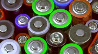 Bir sürü kullanılmış pil, yukarıdan görünüm