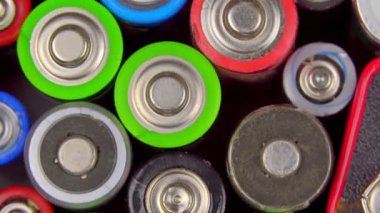 Pikapta farklı tipte kullanılmış eski piller döner