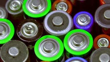 Kullanılmış eski AA hücreleri ve diğer elektrik pilleri