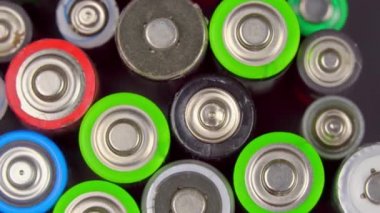 Bir sürü kullanılmış pil, yukarıdan görünüm