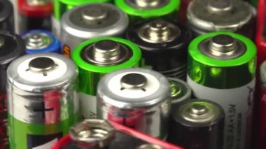 Pikapta farklı tipte kullanılmış eski piller döner