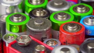 Bir sürü kullanılmış pil, yukarıdan görünüm