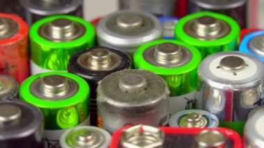 Bir sürü kullanılmış pil, yukarıdan görünüm