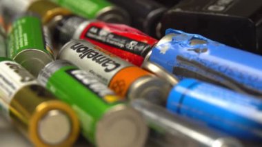 Pikapta farklı tipte kullanılmış eski piller döner