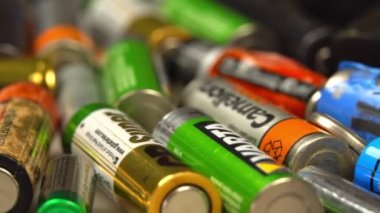 Pikapta farklı tipte kullanılmış eski piller döner