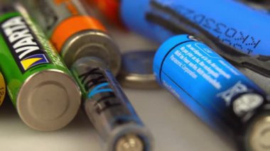 Kullanılmış eski AA hücreleri ve diğer elektrik pilleri