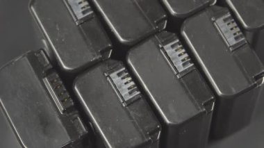 Fotoğraf ekipmanları, kameralar ve video kameralardan kullanılmış piller.