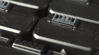 Fotoğraf ekipmanları, kameralar ve video kameralardan kullanılmış piller.