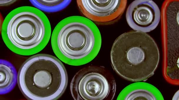 Vecchie pile AA usate scartate e altre batterie elettriche provenienti da — Video Stock