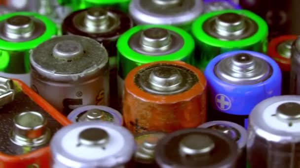 Un sacco di vecchie batterie usate, vista dall'alto — Video Stock