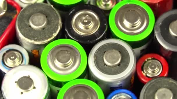 Veel oude gebruikte batterijen, bekijken van bovenaf — Stockvideo