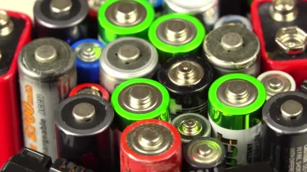 Beaucoup de vieilles batteries d'occasion, vue d'en haut — Video