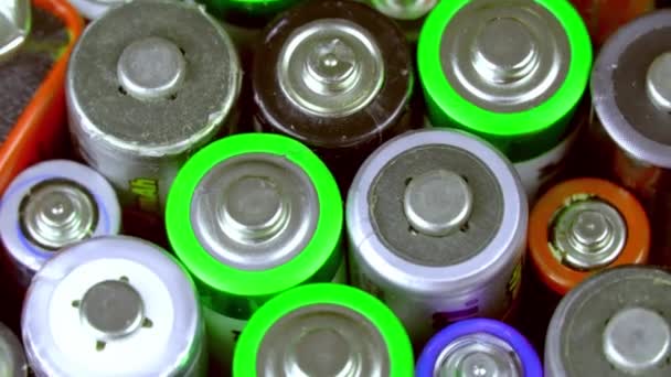 Viele alte gebrauchte Batterien, Blick von oben — Stockvideo