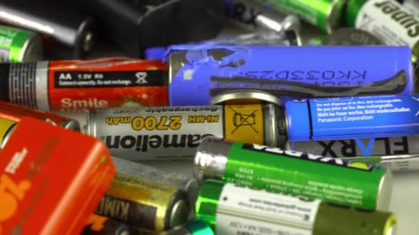 Много старых использованных батарей, вид сверху — стоковое видео