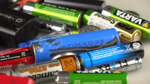 Lote de baterias usadas antigas, vista de cima — Vídeo de Stock