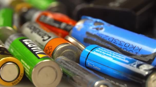 Vecchie pile AA usate scartate e altre batterie elettriche provenienti da — Video Stock