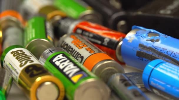 Vecchie pile AA usate scartate e altre batterie elettriche provenienti da — Video Stock