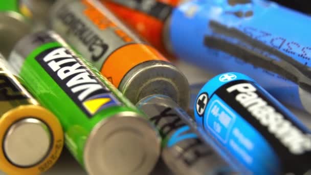 Le vecchie batterie usate di diversi tipi ruotano sul giradischi — Video Stock