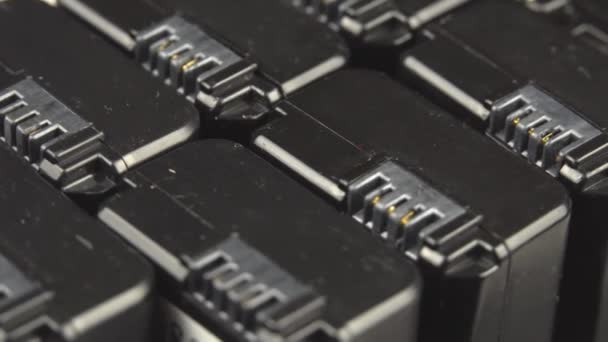 Las baterías de iones de litio del vídeo o de la cámara giran sobre el plato giratorio — Vídeo de stock
