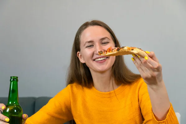 Happy Contente Jovem Mulher Cabelos Escuros Segura Uma Fatia Pizza — Fotografia de Stock