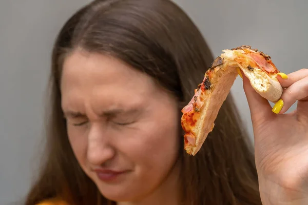 Close Young Dark Haired Woman Holding Pizza Her Hand Disgust — Stock Photo, Image