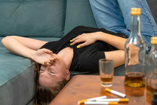 Bebida Joven Morena Mujer Acuesta Boca Abajo Sofá Después Una —  Fotos de Stock