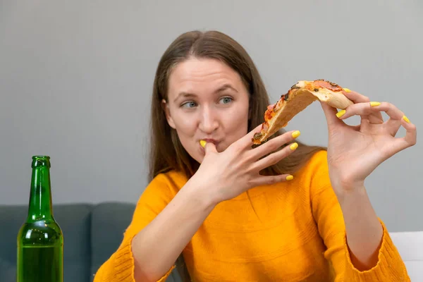 Beautiful Young Dark Haired Woman Orange Sweatshirt Holding Piece Pizza — Stock Photo, Image