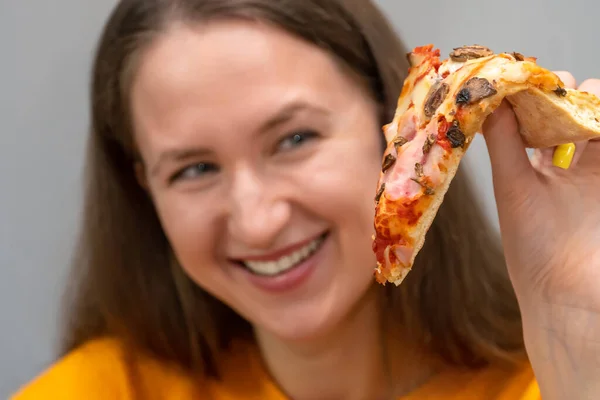 Close Uma Bela Feliz Sorridente Jovem Segurando Uma Fatia Pizza — Fotografia de Stock