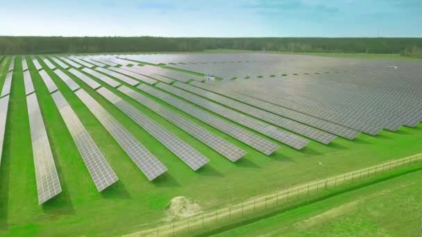 Ecologia dei pannelli delle centrali solari nei campi energia verde in una giornata di sole — Video Stock