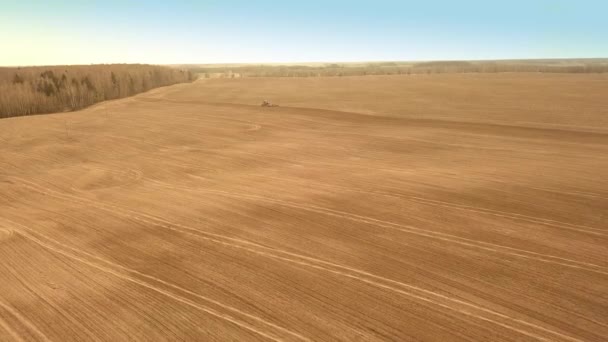 Schießen von Drohne fliegt mit Eggenanlage über Traktor, — Stockvideo