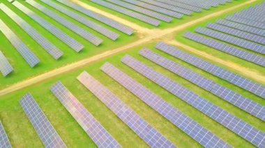 Güneşli bir günde, tarlalardaki güneş enerjisi santrallerinin ekolojisi yeşil enerji