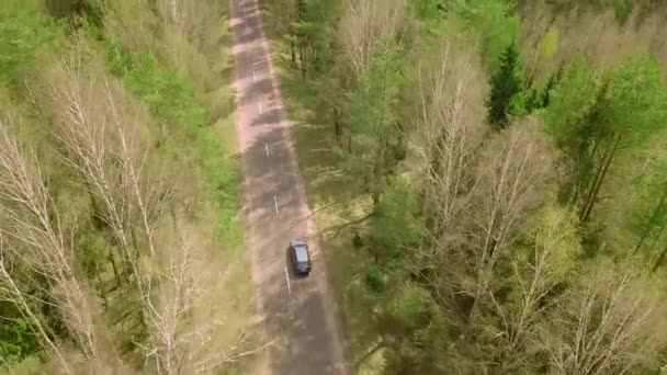 Uma visão panorâmica, sobrevoando uma estrada com um carro em movimento, — Vídeo de Stock