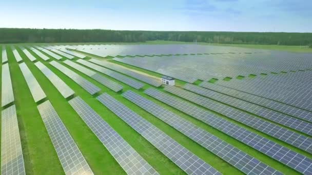 Ecologie van zonnepanelen in de velden groene energie op een zonnige dag — Stockvideo