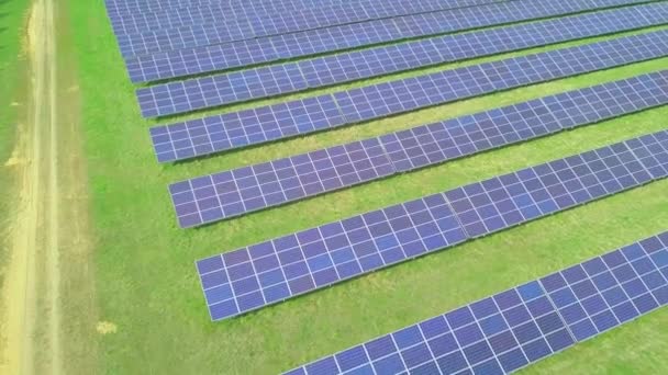 Ecologie van zonnepanelen in de velden groene energie op een zonnige dag — Stockvideo