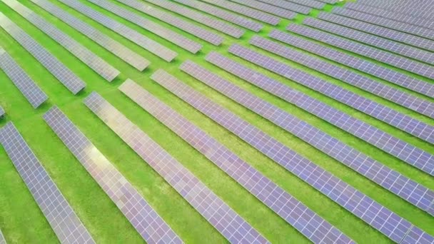 Ecología de los paneles de plantas de energía solar en los campos de energía verde en un día soleado — Vídeos de Stock