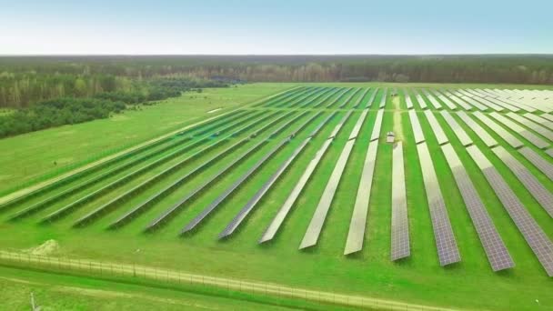 Ecología de los paneles de plantas de energía solar en los campos de energía verde en un día soleado — Vídeos de Stock