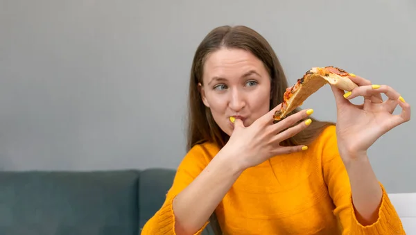 Beautiful Young Dark Haired Woman Orange Sweatshirt Holding Piece Pizza — Stock Photo, Image