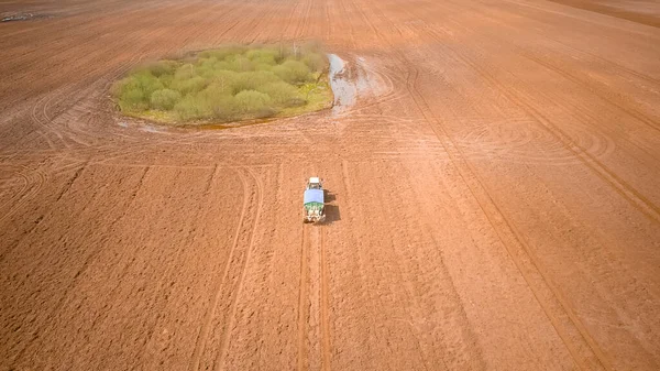 Foto Von Einer Traktordrohne Die Saatgut Auf Einem Feld Aussät — Stockfoto