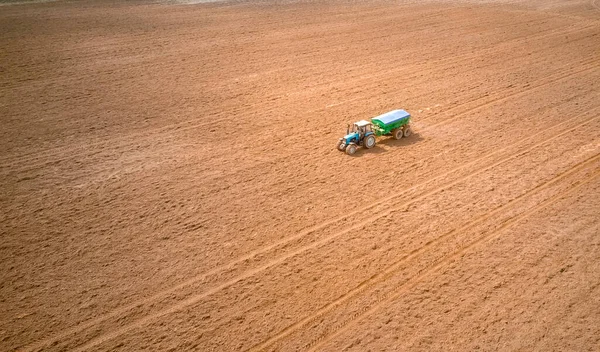 Zdjęcie Ciągnika Drona Siejącego Nasiona Polu Proces Sadzenia Nasion Glebie — Zdjęcie stockowe