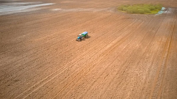 Foto Von Einer Traktordrohne Die Saatgut Auf Einem Feld Aussät — Stockfoto