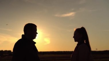 Gün batımında beşlik çakan genç erkeklerin elleri..