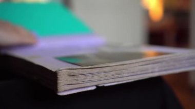 Kadın evde eski fotoğraf albümüne bakıyor..