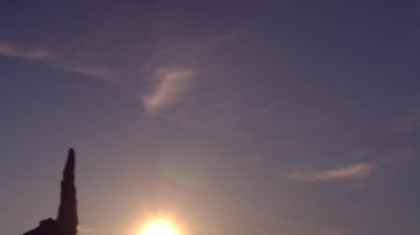 Gün batımında beşlik çakan genç erkeklerin elleri..