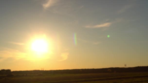 Een man en een vrouw high-five bij zonsondergang in een veld. Een close-up. slow motion — Stockvideo